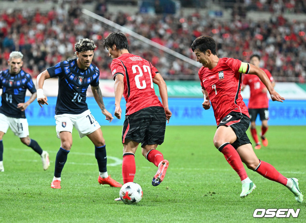 로베르토 모레노 감독이 이끄는 한국 축구대표팀이 28일 서울월드컵경기장에서 우루과이와 A매치 경기를 가졌다.한국은 지난 24일 오현규, 손흥민, 이동경의 연속골이 터져 에콰도르를 3-0으로 제압했다. 모레노 감독은 한국대표팀 데뷔전에서 승리를 신고했다. 후반 한국 김민수가 손흥민에게 힐패스를 하고 있다. 2026.09.28 / sunday@osen.co.kr