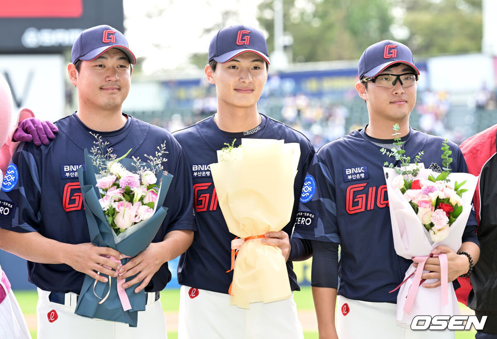 9일 오후 서울 잠실야구장에서 ‘2023 신한은행 SOL KBO리그’ 두산 베어스와 롯데 자이언츠의 경기가 열렸다.경기 전 항저우 아시안게임에서 금메달을 획득한 롯데 윤동희, 박세웅, 나균안이 꽃다발 전달식에서 포즈를 취하고 있다. 2023.10.09 /cej@osen.co.kr