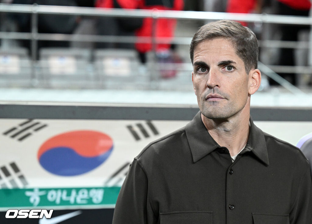 로베르트 모레노 임시 감독이 이끄는 대한민국 축구 국가대표팀은 28일 서울월드컵경기장에서 디에고 포를란 감독이 지휘하는 우루과이와 A매치 맞대결을 치러 1-4로 대패했다.이로써 모레노 감독은 지난 에콰도르전 3-0 완승 분위기를 이어기는 데 실패했다. 부임 2경기 만에 남미 강호 우루과이를 만나 1-4로 무너졌다.한국 로베르토 모레노 감독이 그라운드를 바라보고 있다. 2026.09.28 / sunday@osen.co.kr