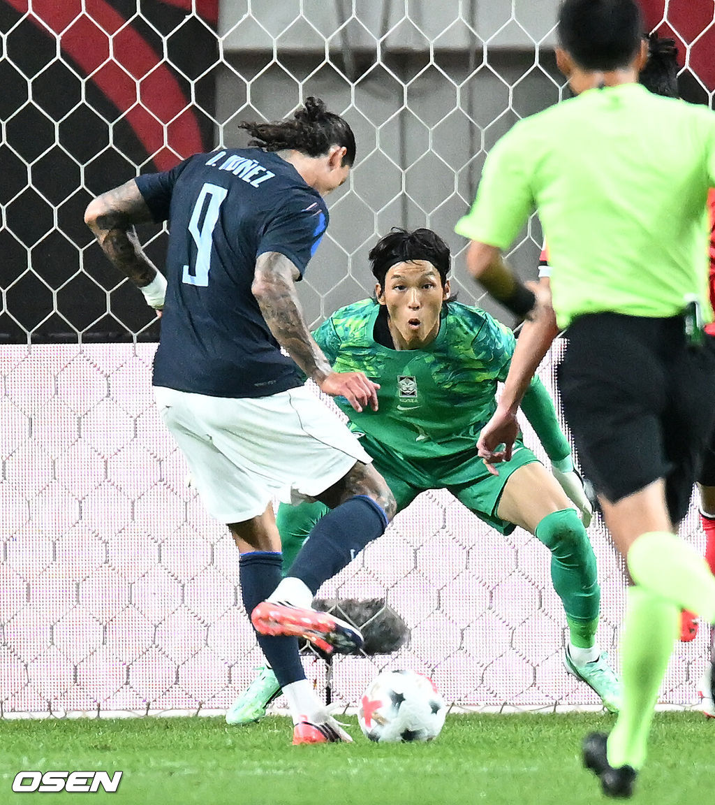 로베르트 모레노 임시 감독이 이끄는 대한민국 축구 국가대표팀은 28일 서울월드컵경기장에서 디에고 포를란 감독이 지휘하는 우루과이와 A매치 맞대결을 치러 1-4로 대패했다.이로써 모레노 감독은 지난 에콰도르전 3-0 완승 분위기를 이어기는 데 실패했다. 부임 2경기 만에 남미 강호 우루과이를 만나 1-4로 무너졌다.전반 우루과이 다윈 누녜스가 선제골을 성공시키고 있다. 2026.09.28 / sunday@osen.co.kr
