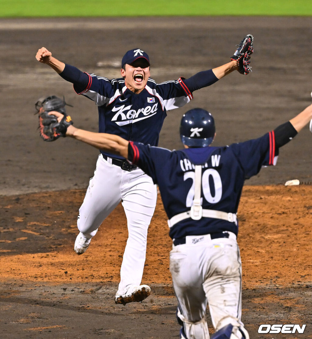 한국야구가 우여곡절 끝 아시안게임 5회 연속 금메달을 해냈다. 류지현 감독이 이끄는 한국 야구대표팀은 27일 일본 아이치현 도요하시 시민구장에서 열린 2026 아이치-나고야 아시안게임 일본과 결승전에서 3-1로 승리했다.금메달 확정 후 박영현과 조형우가 기뻐하고 있다. 2026.09.27 / soul1014@osen.co.kr