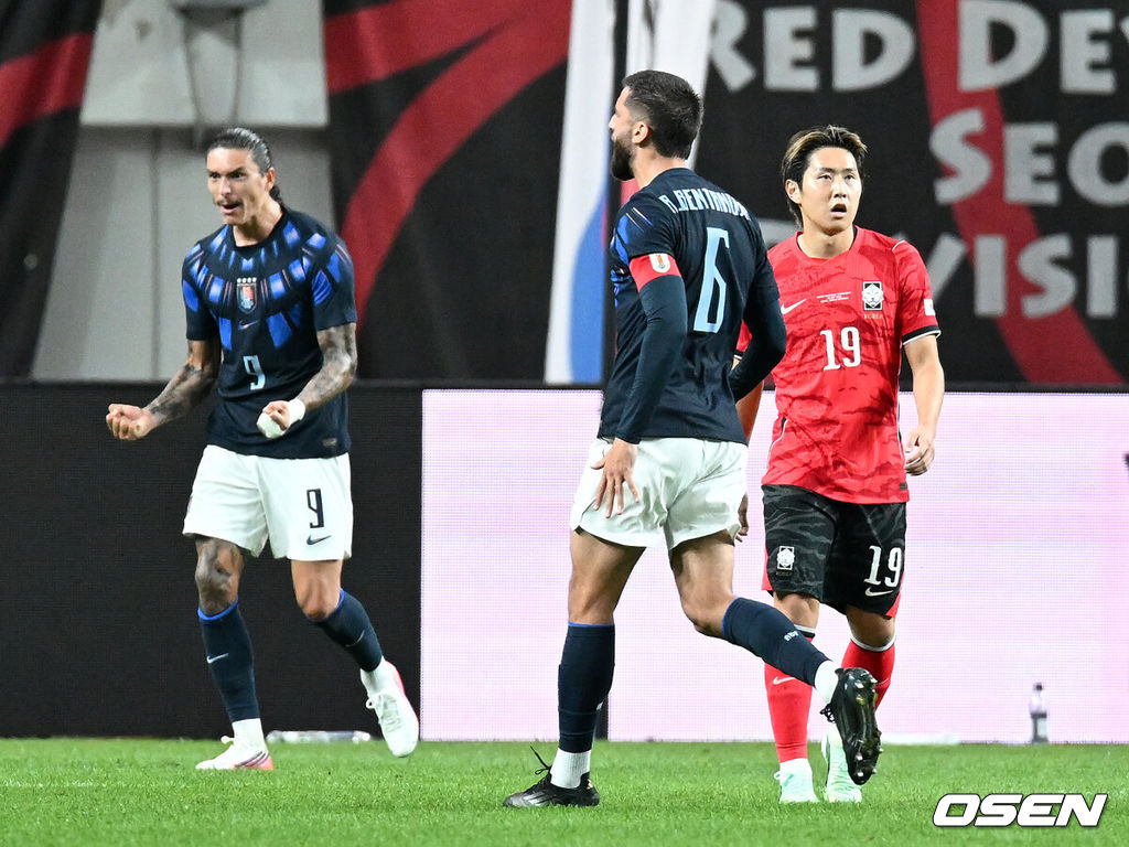 로베르토 모레노 감독이 이끄는 한국 축구대표팀이 28일 서울월드컵경기장에서 우루과이와 A매치 경기를 가졌다.한국은 지난 24일 오현규, 손흥민, 이동경의 연속골이 터져 에콰도르를 3-0으로 제압했다. 모레노 감독은 한국대표팀 데뷔전에서 승리를 신고했다. 전반 한국 이강인이 우루과이 히오르히안 데 아라스카에타에게 두 번째 골을 허용하고 아쉬워하고 있다. 2026.09.28 / sunday@osen.co.kr