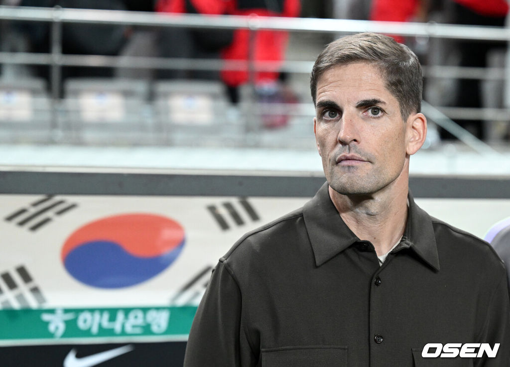 로베르트 모레노 임시 감독이 이끄는 대한민국 축구 국가대표팀은 28일 서울월드컵경기장에서 디에고 포를란 감독이 지휘하는 우루과이와 A매치 맞대결을 치러 1-4로 대패했다.이로써 모레노 감독은 지난 에콰도르전 3-0 완승 분위기를 이어기는 데 실패했다. 부임 2경기 만에 남미 강호 우루과이를 만나 1-4로 무너졌다.한국 로베르토 모레노 감독이 그라운드를 바라보고 있다. 2026.09.28 / sunday@osen.co.kr
