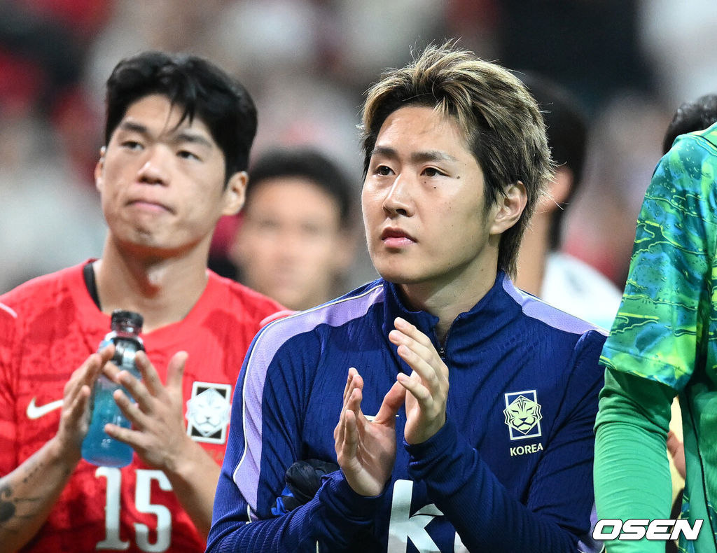 로베르트 모레노 임시 감독이 이끄는 대한민국 축구 국가대표팀은 28일 서울월드컵경기장에서 디에고 포를란 감독이 지휘하는 우루과이와 A매치 맞대결을 치러 1-4로 대패했다.이로써 모레노 감독은 지난 에콰도르전 3-0 완승 분위기를 이어기는 데 실패했다. 부임 2경기 만에 남미 강호 우루과이를 만나 1-4로 무너졌다.경기 종료 후 한국 이강인이 관중석을 향해 인사를 하고 있다. 2026.09.28 / sunday@osen.co.kr