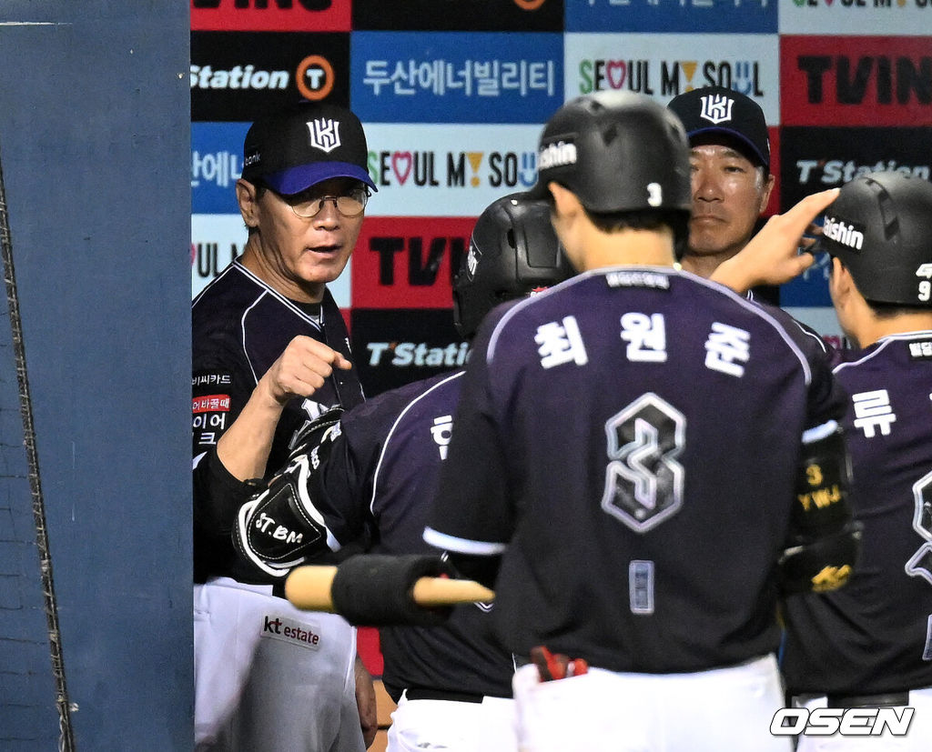 27일 서울 잠실야구장에서 2026 신한 SOL KBO리그 두산 베어스와 KT 위즈의 경기가 열렸다.두산은 최승용, KT는 배제성을 선발로 내세웠다.7회초 1사 2루에서 KT 한승택이 좌월 투런 홈런을 치고 더그아웃에서 이강철 감독과 환호하고 있다. 2026.09.27 /sunday@osen.co.kr