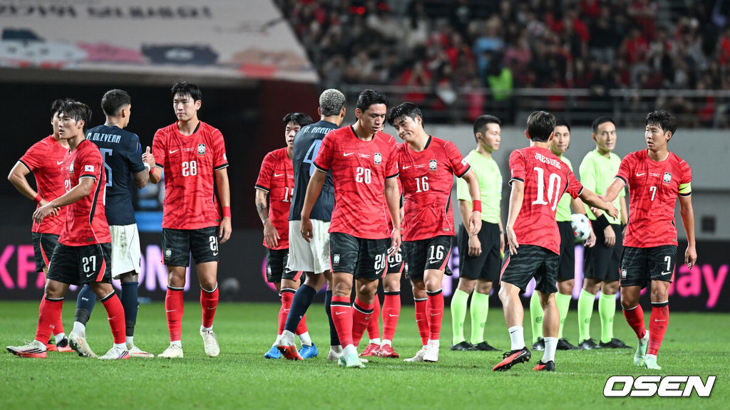로베르트 모레노 임시 감독이 이끄는 대한민국 축구 국가대표팀은 28일 서울월드컵경기장에서 디에고 포를란 감독이 지휘하는 우루과이와 A매치 맞대결을 치러 1-4로 대패했다.이로써 모레노 감독은 지난 에콰도르전 3-0 완승 분위기를 이어기는 데 실패했다. 부임 2경기 만에 남미 강호 우루과이를 만나 1-4로 무너졌다.경기 종료 후 한국 선수들이 아쉬워하고 있다. 2026.09.28 / sunday@osen.co.kr