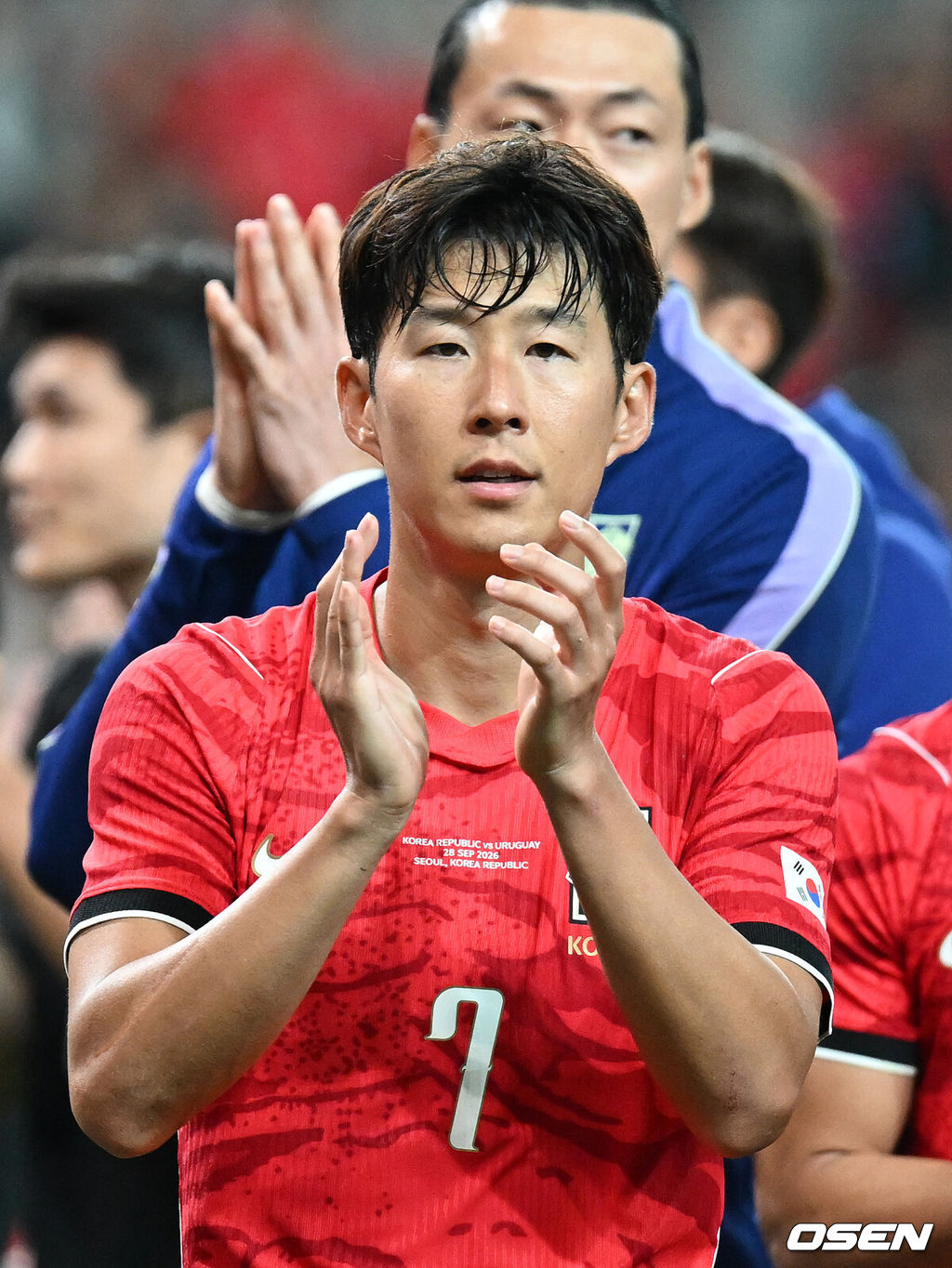 로베르트 모레노 임시 감독이 이끄는 대한민국 축구 국가대표팀은 28일 서울월드컵경기장에서 디에고 포를란 감독이 지휘하는 우루과이와 A매치 맞대결을 치러 1-4로 대패했다.이로써 모레노 감독은 지난 에콰도르전 3-0 완승 분위기를 이어기는 데 실패했다. 부임 2경기 만에 남미 강호 우루과이를 만나 1-4로 무너졌다.경기 종료 후 한국 손흥민이 관중석을 향해 인사를 하고 있다. 2026.09.28 / sunday@osen.co.kr