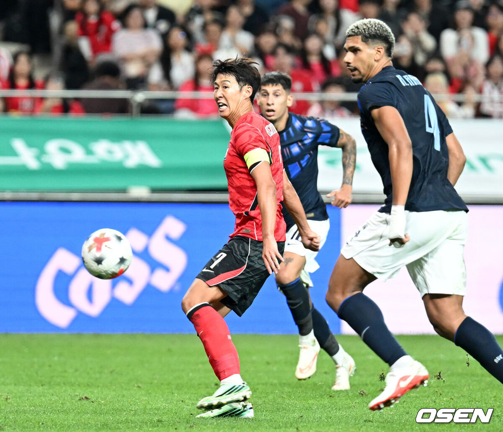로베르토 모레노 감독이 이끄는 한국 축구대표팀이 28일 서울월드컵경기장에서 우루과이와 A매치 경기를 가졌다.한국은 지난 24일 오현규, 손흥민, 이동경의 연속골이 터져 에콰도르를 3-0으로 제압했다. 모레노 감독은 한국대표팀 데뷔전에서 승리를 신고했다. 후반 한국 손흥민이 팀의 첫 번째 골을 성공시키고 있다. 2026.09.28 / sunday@osen.co.kr