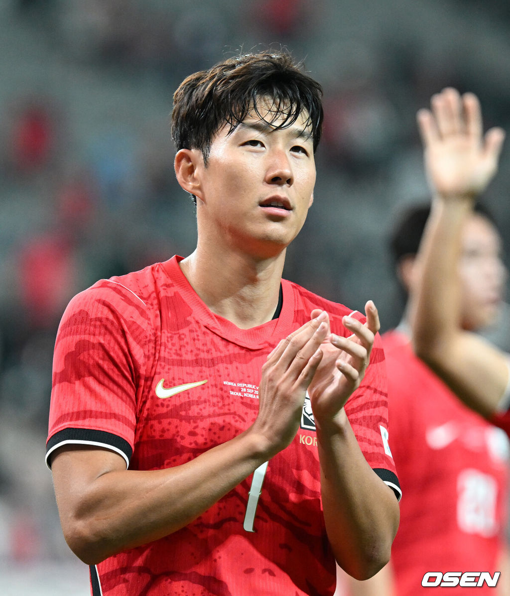 로베르트 모레노 임시 감독이 이끄는 대한민국 축구 국가대표팀은 28일 서울월드컵경기장에서 디에고 포를란 감독이 지휘하는 우루과이와 A매치 맞대결을 치러 1-4로 대패했다.이로써 모레노 감독은 지난 에콰도르전 3-0 완승 분위기를 이어기는 데 실패했다. 부임 2경기 만에 남미 강호 우루과이를 만나 1-4로 무너졌다.경기 종료 후 한국 손흥민이 관중석을 향해 인사를 하고 있다. 2026.09.28 / sunday@osen.co.kr