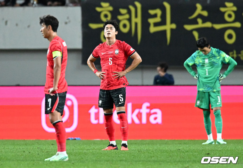 로베르토 모레노 감독이 이끄는 한국 축구대표팀이 28일 서울월드컵경기장에서 우루과이와 A매치 경기를 가졌다.한국은 지난 24일 오현규, 손흥민, 이동경의 연속골이 터져 에콰도르를 3-0으로 제압했다. 모레노 감독은 한국대표팀 데뷔전에서 승리를 신고했다. 후반 한국 김태현이 우루과이 다윈 누녜스에게 네 번째 골을 허용하고 아쉬워하고 있다. 2026.09.28 / sunday@osen.co.kr