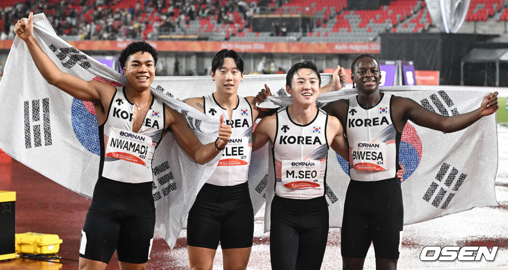 한국 육상 남자 400m 계주 대표팀이 한국 신기록까지 갈아치우며 값진 동메달을 목에 걸었다.28일 일본 나고야 미즈호공원 육상경기장에서 열린 2026 아이치·나고야 아시안게임 육상 남자 400m 계주 결선에서 38초43으로 결승선을 통과했다. 한국은 38초17을 기록한 중국과 39초32의 대만에 이어 3위에 올라 동메달을 차지했다. 동메달을 차지한 한국 육상 남자 400m 계주 대표팀이 태극기를 들고 포즈를 취하고 있다. 2026.09.28 / soul1014@osen.co.kr