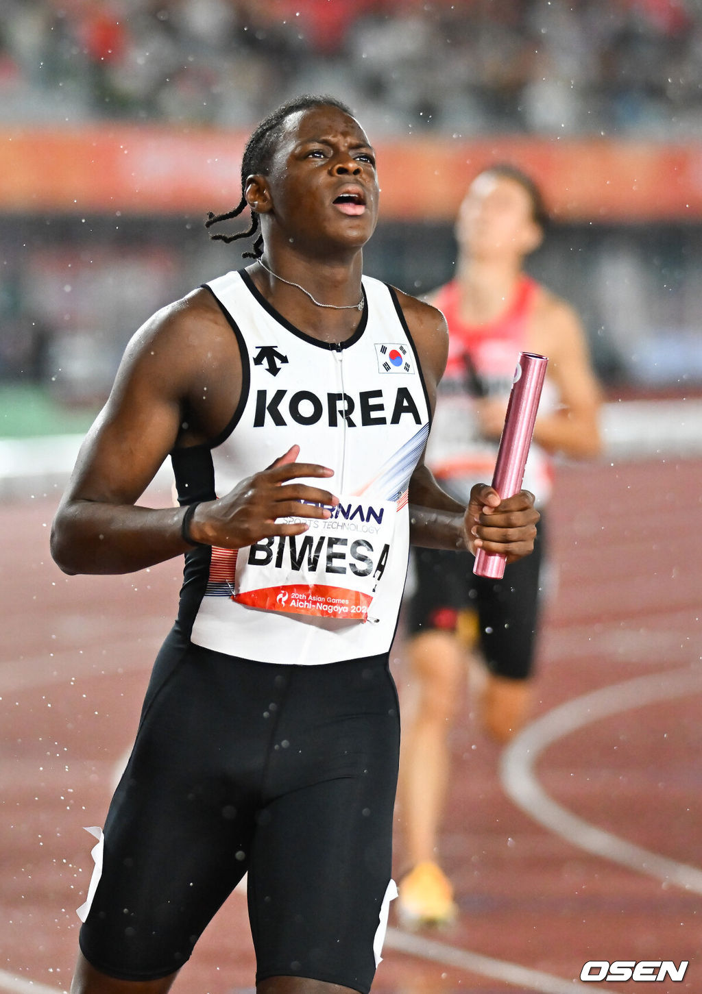 한국 육상 남자 400m 계주 대표팀이 한국 신기록까지 갈아치우며 값진 동메달을 목에 걸었다.28일 일본 나고야 미즈호공원 육상경기장에서 열린 2026 아이치·나고야 아시안게임 육상 남자 400m 계주 결선에서 38초43으로 결승선을 통과했다. 한국은 38초17을 기록한 중국과 39초32의 대만에 이어 3위에 올라 동메달을 차지했다. 동메달을 차지한 한국 육상 남자 400m 계주 대표팀 비웨사 다니엘 가사마가 전광판 기록을 바라보고 있다. 2026.09.28 / soul1014@osen.co.kr