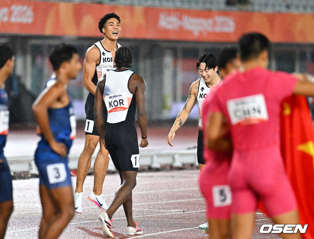 한국 육상 남자 400m 계주 대표팀이 한국 신기록까지 갈아치우며 값진 동메달을 목에 걸었다.28일 일본 나고야 미즈호공원 육상경기장에서 열린 2026 아이치·나고야 아시안게임 육상 남자 400m 계주 결선에서 38초43으로 결승선을 통과했다. 한국은 38초17을 기록한 중국과 39초32의 대만에 이어 3위에 올라 동메달을 차지했다. 동메달을 차지한 한국 육상 남자 400m 계주 대표팀 나마디 조엘진이 기뻐하고 있다. 2026.09.28 / soul1014@osen.co.kr