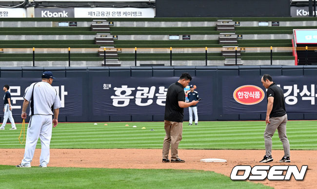 23일 수원KT위즈파크에서 2026 신한 SOL KBO리그 KT 위즈와 두산 베어스의 경기가 열렸다.이날 경기는 22일에 이어 그라운드 사정으로 취소됐다.경기에 앞서 KBO 심판진이 그라운드 상태를 살피고 있다. 2026.07.23 /sunday@osen.co.kr