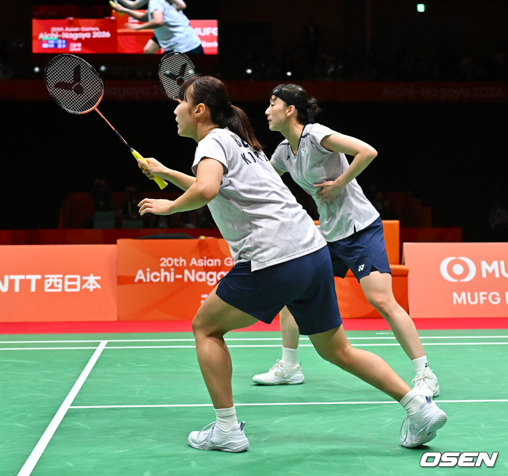 29일 일본 아이치현 이치노미야 시립 체육관에서 2026 아이치-나고야 아시안게임 배드민턴 여자 단식 복식 결승전 한국 이소희-백하나와 중국 류성수-탄닝의 경기가 진행됐다.이소희-백하나는 과거 류성수-탄닝 조에 5연패했지만, 지난달 세계선수권 결승에서 승리하며 31년 만의 한국 여자복식 금메달을 따낸 기세로 아시안게임 정상에 도전한다.1세트 이소희와 백하나가 수비 자세를 취하고 있다   2026.09.29 / soul1014@osen.co.kr