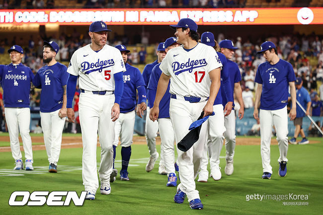 [사진] LA 다저스 프레디 프리먼, 오타니 쇼헤이가 승리 후 덕아웃으로 향하고 있다. ⓒGettyimages(무단전재 및 재배포 금지)