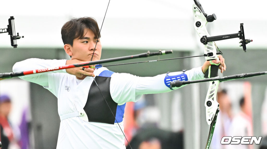 27일 일본 아이치현 오카자키 중앙종합공원 다목적광장에서 '2026 아이치·나고야 아시안게임' 양궁 리커브 남자 단체 8강전이 진행됐다.랭킹 라운드에서 아시안게임 신기록을 잇달아 작성한 양궁대표팀은 리커브의 강세를 이어가는 동시에 3년 전 항저우에서 인도에 내줬던 컴파운드 정상 탈환까지 노린다.경기 앞서 리커브 남자 단체 김제덕이 활 시위를 당기고 있다. 2026.09.27 / soul1014@osen.co.kr