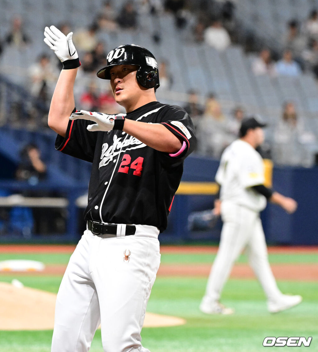 28일 서울 고척스카이돔에서 2026 KBO 퓨처스리그 챔피언 결정전 울산 웨일즈와 상무 피닉스의 경기가 열렸다.울산은 오카다, 상무는 김대호가 선발로 나섰다.3회초 1사에서 울산 하재훈이 우중간 안타를 날리며 기뻐하고 있다. 2026.09.28 / jpnews@osen.co.kr