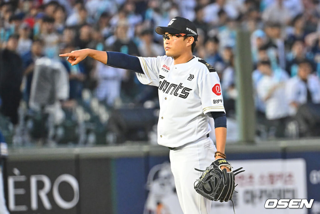 23일 부산 사직야구장에서 2026 신한 SOL KBO 리그 롯데 자이언츠와 NC 다이노스의 경기가 열렸다. 홈팀 롯데는 박세웅이, 방문팀 NC는 라일리가 선발 출전했다.롯데 자이언츠 선발 투수 박세웅이 5회초 NC 다이노스 김형준의 스윙을 가리키고 있다. 2026.06.23 / foto0307@osen.co.kr