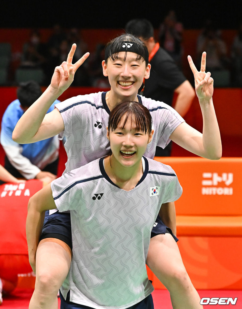 마침내 한국 배드민턴의 2026 아이치·나고야 아시안게임 첫 금메달이 탄생했다. 이소희-백하나(이상 인천국제공항) 조가 명승부 끝에 만리장성을 넘고 여자복식 정상에 올랐다. 배드민턴 여자 복식 세계 2위 이소희-백하나 조는 29일 일본 이치노미야 시립 체육관에서 열린 대회 여자 복식 결승전에서 중국의 류성수-탄닝 조(세계 1위)를 상대로 2-1(26-28 21-18 21-18)로 역전승을 거두며 우승했다. 1게임 41분, 2게임 28분, 3게임 37분으로 총 106분이 걸린 혈투였다.금메달 확정한 백하나와 이소희가 포즈를 취하고 있다   2026.09.29 / soul1014@osen.co.kr