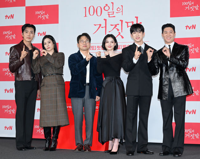 tvN 20주년 특별기획 새 토일드라마 ‘100일의 거짓말’ 제작발표회가 29일 서울 용산구 CGV 용산아이파크몰에서 열렸다.‘100일의 거짓말’은 밀정이 된 경성 최고의 소매치기와 조선총독부의 엘리트 통역관이 적의 심장부에서 마주하며 벌어지는 100일간의 첩보 로맨스다. 말과 말 사이의 이면을 들여다보는 통역이라는 소재, 독립군이 직접 심은 밀정이라는 설정은 이제껏 본 적 없는 서스펜스를 선사하며 재미와 감동을 아우를 예정이다.배우 이무생(왼쪽부터), 김현주, 유인식 감독, 김유정, 박진영, 진선규가 포즈를 취하고 있다. 2026.09.29 /cej@osen.co.kr