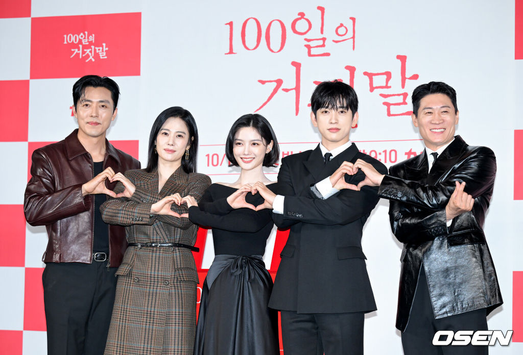 tvN 20주년 특별기획 새 토일드라마 ‘100일의 거짓말’ 제작발표회가 29일 서울 용산구 CGV 용산아이파크몰에서 열렸다.‘100일의 거짓말’은 밀정이 된 경성 최고의 소매치기와 조선총독부의 엘리트 통역관이 적의 심장부에서 마주하며 벌어지는 100일간의 첩보 로맨스다. 말과 말 사이의 이면을 들여다보는 통역이라는 소재, 독립군이 직접 심은 밀정이라는 설정은 이제껏 본 적 없는 서스펜스를 선사하며 재미와 감동을 아우를 예정이다.배우 이무생(왼쪽부터), 김현주, 김유정, 박진영, 진선규가 포즈를 취하고 있다. 2026.09.29 /cej@osen.co.kr