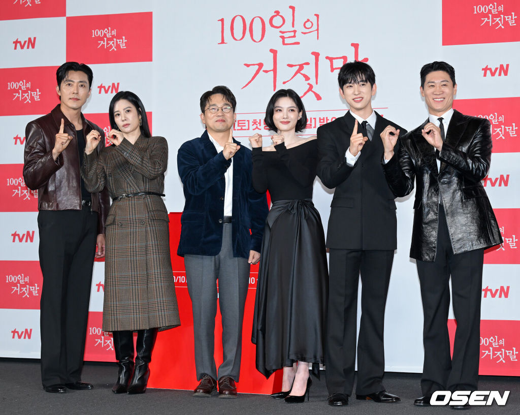 tvN 20주년 특별기획 새 토일드라마 ‘100일의 거짓말’ 제작발표회가 29일 서울 용산구 CGV 용산아이파크몰에서 열렸다.‘100일의 거짓말’은 밀정이 된 경성 최고의 소매치기와 조선총독부의 엘리트 통역관이 적의 심장부에서 마주하며 벌어지는 100일간의 첩보 로맨스다. 말과 말 사이의 이면을 들여다보는 통역이라는 소재, 독립군이 직접 심은 밀정이라는 설정은 이제껏 본 적 없는 서스펜스를 선사하며 재미와 감동을 아우를 예정이다.배우 이무생(왼쪽부터), 김현주, 유인식 감독, 김유정, 박진영, 진선규가 포즈를 취하고 있다. 2026.09.29 /cej@osen.co.kr