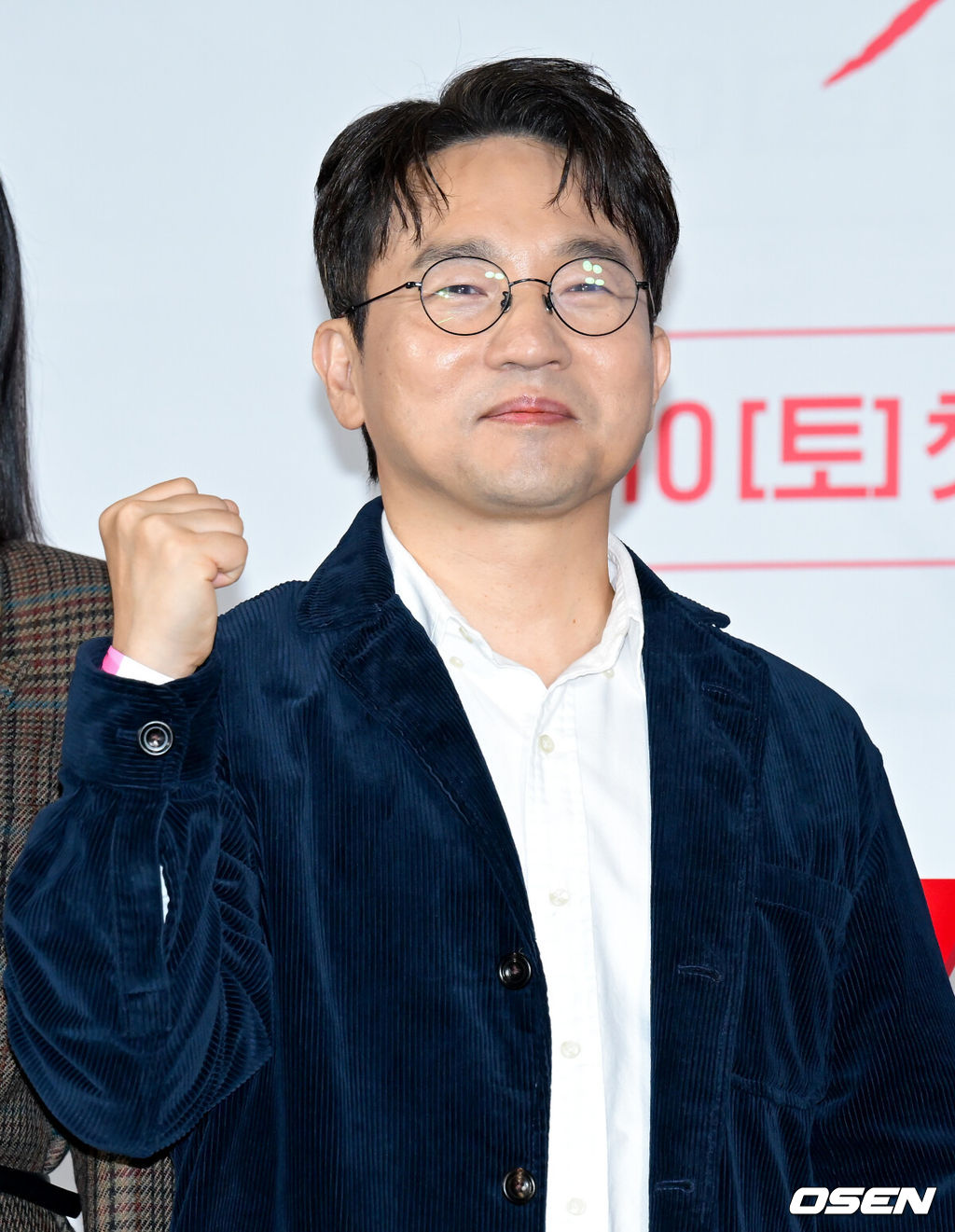 tvN 20주년 특별기획 새 토일드라마 ‘100일의 거짓말’ 제작발표회가 29일 서울 용산구 CGV 용산아이파크몰에서 열렸다.‘100일의 거짓말’은 밀정이 된 경성 최고의 소매치기와 조선총독부의 엘리트 통역관이 적의 심장부에서 마주하며 벌어지는 100일간의 첩보 로맨스다. 말과 말 사이의 이면을 들여다보는 통역이라는 소재, 독립군이 직접 심은 밀정이라는 설정은 이제껏 본 적 없는 서스펜스를 선사하며 재미와 감동을 아우를 예정이다.유인식 감독이 포즈를 취하고 있다. 2026.09.29 /cej@osen.co.kr