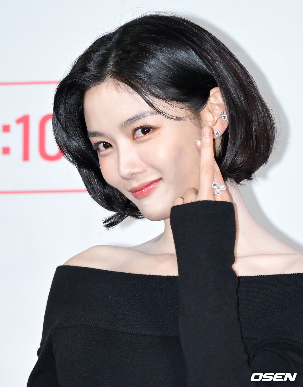 tvN 20주년 특별기획 새 토일드라마 ‘100일의 거짓말’ 제작발표회가 29일 서울 용산구 CGV 용산아이파크몰에서 열렸다.‘100일의 거짓말’은 밀정이 된 경성 최고의 소매치기와 조선총독부의 엘리트 통역관이 적의 심장부에서 마주하며 벌어지는 100일간의 첩보 로맨스다. 말과 말 사이의 이면을 들여다보는 통역이라는 소재, 독립군이 직접 심은 밀정이라는 설정은 이제껏 본 적 없는 서스펜스를 선사하며 재미와 감동을 아우를 예정이다.배우 김유정이 포즈를 취하고 있다. 2026.09.29 /cej@osen.co.kr