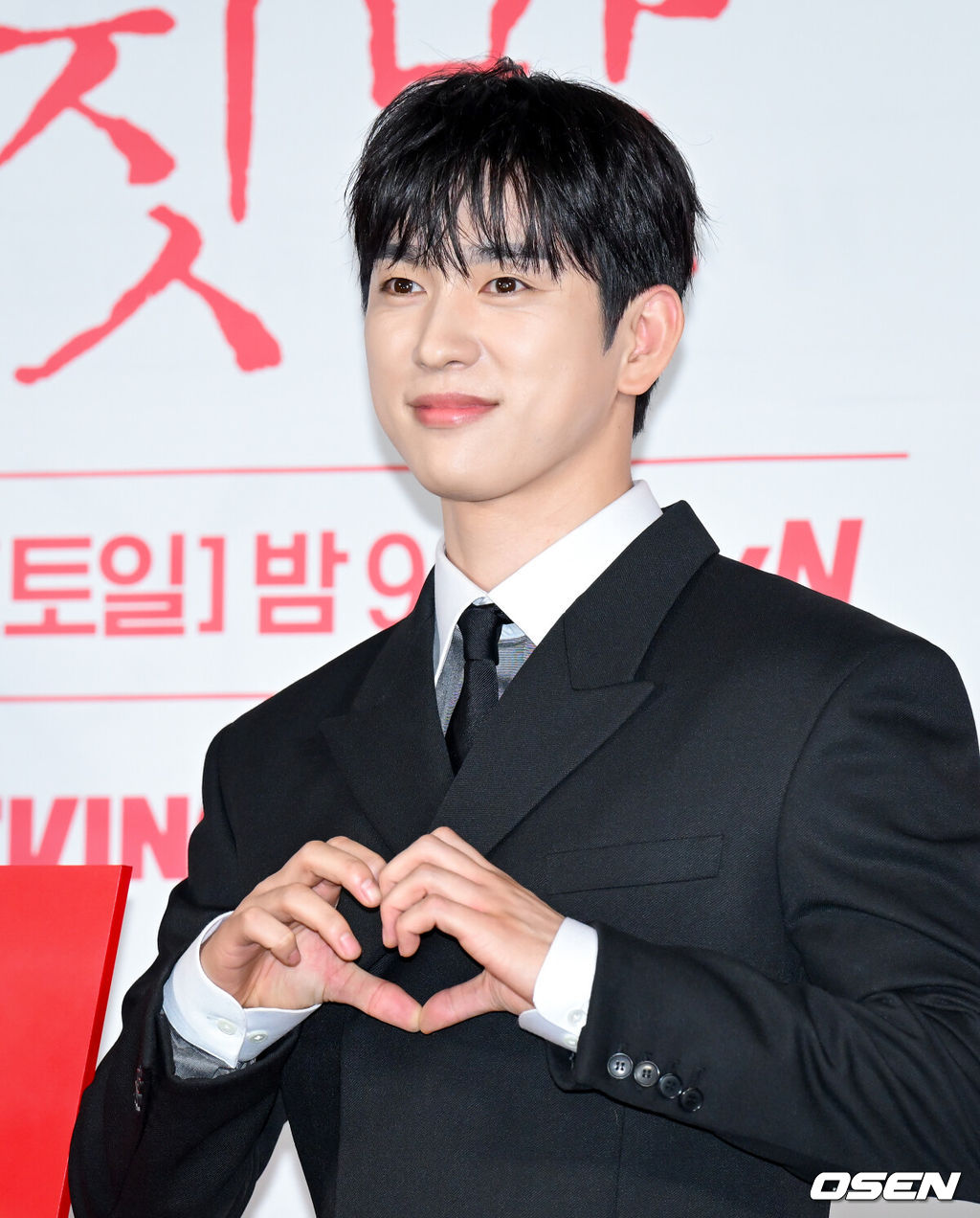 tvN 20주년 특별기획 새 토일드라마 ‘100일의 거짓말’ 제작발표회가 29일 서울 용산구 CGV 용산아이파크몰에서 열렸다.‘100일의 거짓말’은 밀정이 된 경성 최고의 소매치기와 조선총독부의 엘리트 통역관이 적의 심장부에서 마주하며 벌어지는 100일간의 첩보 로맨스다. 말과 말 사이의 이면을 들여다보는 통역이라는 소재, 독립군이 직접 심은 밀정이라는 설정은 이제껏 본 적 없는 서스펜스를 선사하며 재미와 감동을 아우를 예정이다.배우 박진영이 포즈를 취하고 있다. 2026.09.29 /cej@osen.co.kr