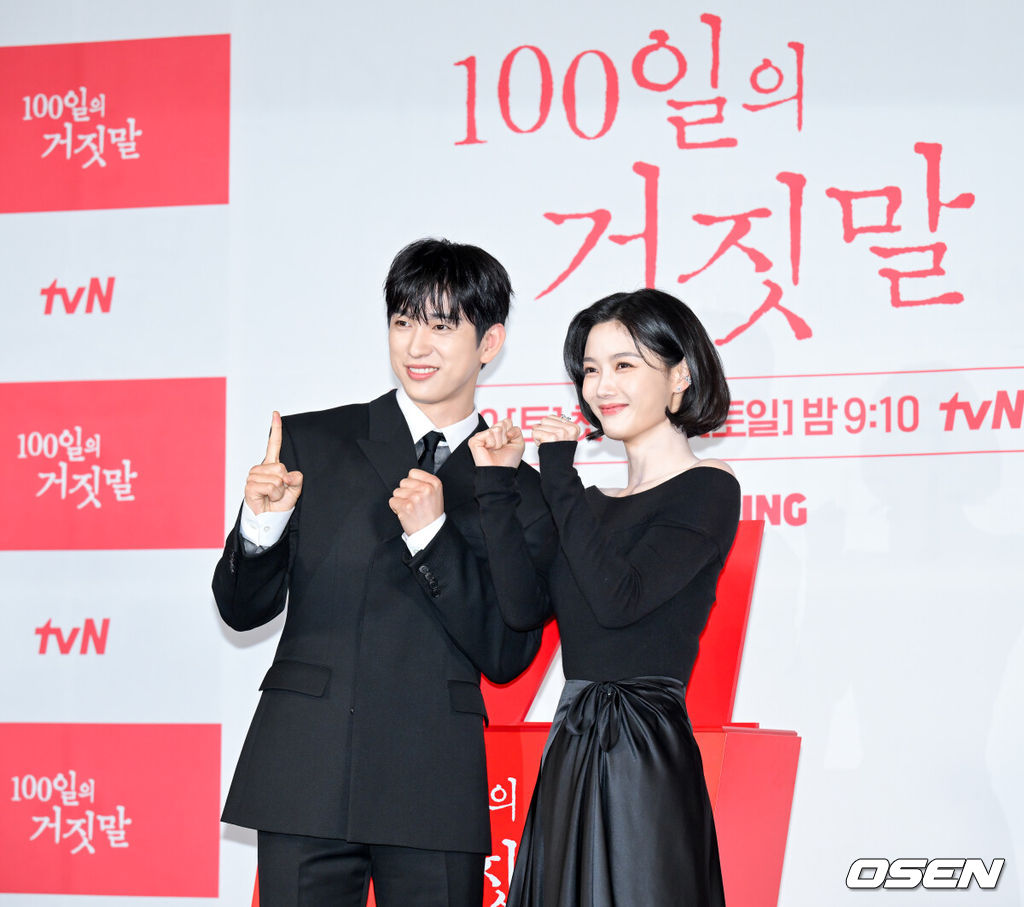 tvN 20주년 특별기획 새 토일드라마 ‘100일의 거짓말’ 제작발표회가 29일 서울 용산구 CGV 용산아이파크몰에서 열렸다.‘100일의 거짓말’은 밀정이 된 경성 최고의 소매치기와 조선총독부의 엘리트 통역관이 적의 심장부에서 마주하며 벌어지는 100일간의 첩보 로맨스다. 말과 말 사이의 이면을 들여다보는 통역이라는 소재, 독립군이 직접 심은 밀정이라는 설정은 이제껏 본 적 없는 서스펜스를 선사하며 재미와 감동을 아우를 예정이다.배우 박진영, 김유정이 포즈를 취하고 있다. 2026.09.29 /cej@osen.co.kr