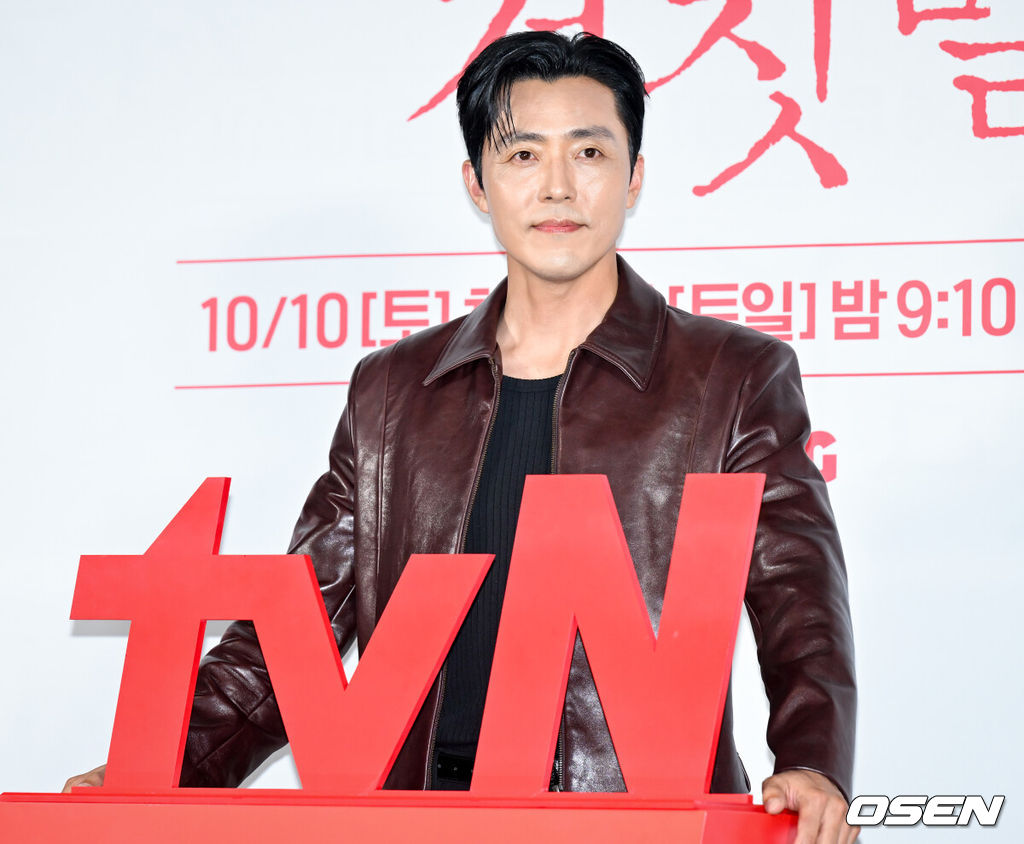 tvN 20주년 특별기획 새 토일드라마 ‘100일의 거짓말’ 제작발표회가 29일 서울 용산구 CGV 용산아이파크몰에서 열렸다.‘100일의 거짓말’은 밀정이 된 경성 최고의 소매치기와 조선총독부의 엘리트 통역관이 적의 심장부에서 마주하며 벌어지는 100일간의 첩보 로맨스다. 말과 말 사이의 이면을 들여다보는 통역이라는 소재, 독립군이 직접 심은 밀정이라는 설정은 이제껏 본 적 없는 서스펜스를 선사하며 재미와 감동을 아우를 예정이다.배우 이무생이 포즈를 취하고 있다. 2026.09.29 /cej@osen.co.kr