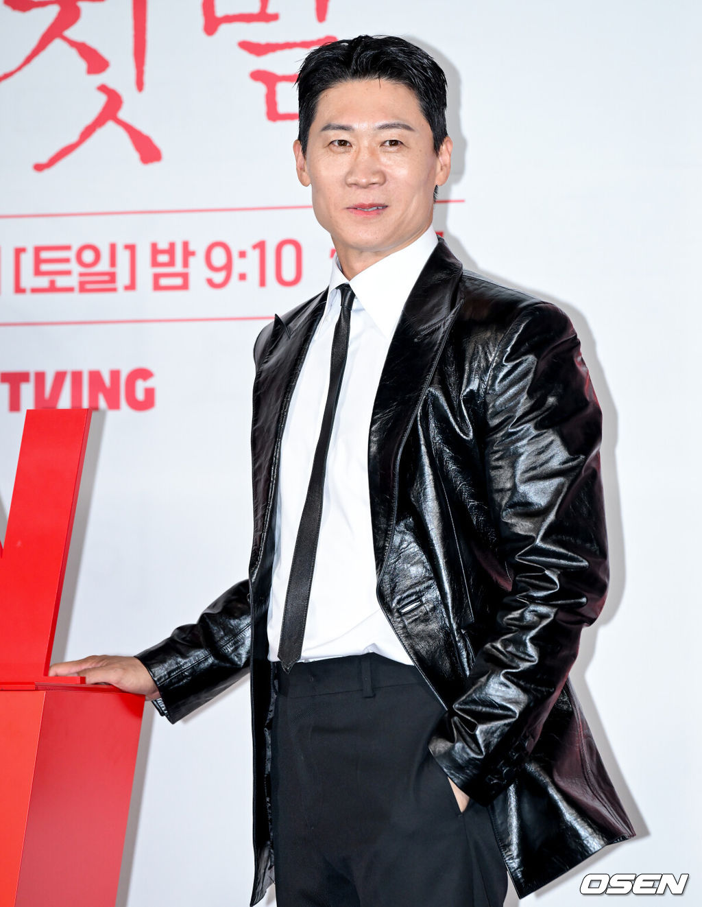 tvN 20주년 특별기획 새 토일드라마 ‘100일의 거짓말’ 제작발표회가 29일 서울 용산구 CGV 용산아이파크몰에서 열렸다.‘100일의 거짓말’은 밀정이 된 경성 최고의 소매치기와 조선총독부의 엘리트 통역관이 적의 심장부에서 마주하며 벌어지는 100일간의 첩보 로맨스다. 말과 말 사이의 이면을 들여다보는 통역이라는 소재, 독립군이 직접 심은 밀정이라는 설정은 이제껏 본 적 없는 서스펜스를 선사하며 재미와 감동을 아우를 예정이다.배우 진선규가 포즈를 취하고 있다. 2026.09.29 /cej@osen.co.kr