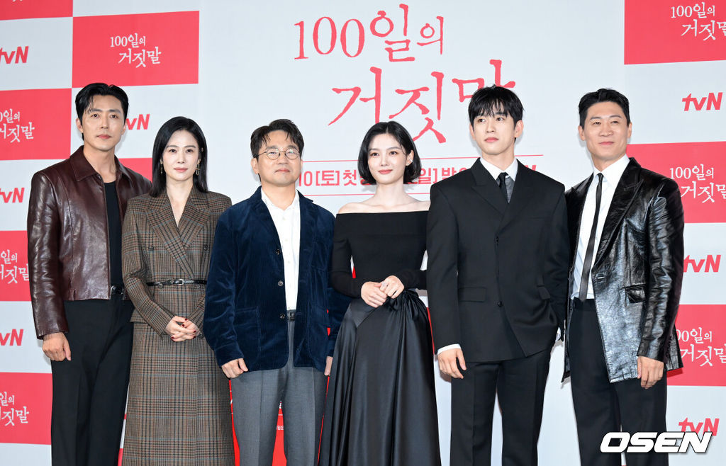 tvN 20주년 특별기획 새 토일드라마 ‘100일의 거짓말’ 제작발표회가 29일 서울 용산구 CGV 용산아이파크몰에서 열렸다.‘100일의 거짓말’은 밀정이 된 경성 최고의 소매치기와 조선총독부의 엘리트 통역관이 적의 심장부에서 마주하며 벌어지는 100일간의 첩보 로맨스다. 말과 말 사이의 이면을 들여다보는 통역이라는 소재, 독립군이 직접 심은 밀정이라는 설정은 이제껏 본 적 없는 서스펜스를 선사하며 재미와 감동을 아우를 예정이다.배우 이무생(왼쪽부터), 김현주, 유인식 감독, 김유정, 박진영, 진선규가 포즈를 취하고 있다. 2026.09.29 /cej@osen.co.kr