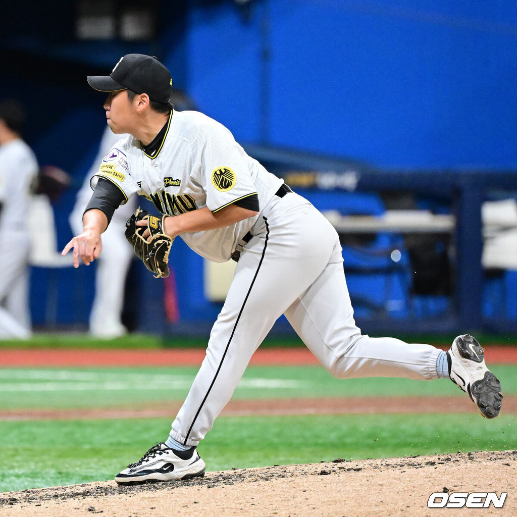 28일 서울 고척스카이돔에서 2026 KBO 퓨처스리그 챔피언 결정전 울산 웨일즈와 상무 피닉스의 경기가 열렸다.울산은 오카다, 상무는 김대호가 선발로 나섰다.9회초 상무 박명근이 역투하고 있다. 2026.09.28 / jpnews@osen.co.kr