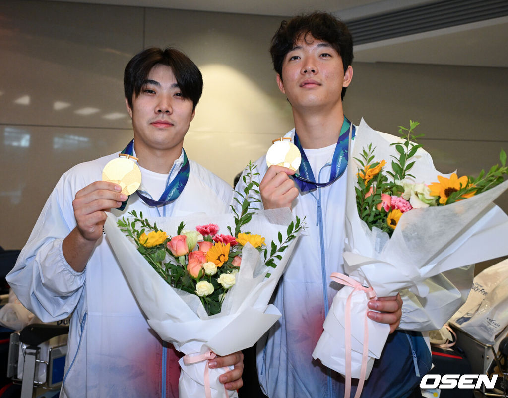 2026 아이치·나고야 아시안게임에서 금메달을 차지한 야구 대표팀이 28일 인천국제공항을 통해 귀국했다.한국 야구 대표팀은 금메달을 따내며 2010년 광저우 대회를 시작으로 2014년 인천, 2018년 자카르타-팔렘방, 2023년 항저우, 2026년 나고야-아이치까지 아시안게임 5회 연속 우승을 달성했다.야구대표팀 박준순, 최민석이 금메달을 들고 포즈를 취하고 있다. 2026.09.28 /cej@osen.co.kr