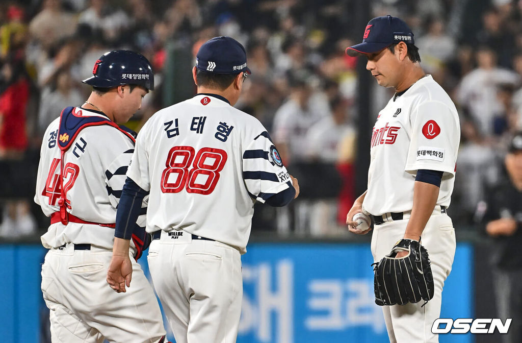 23일 부산 사직야구장에서 2024 신한 SOL 뱅크 KBO 리그 롯데 자이언츠와 KIA 타이거즈의 경기가 열렸다. 위닝시리즈를 달성한 롯데는 윌커슨을 내세워 스윕승을 도전하고 루징시리즈를 당한 KIA는 김사윤이 시즌 2번째 선발 등판했지만 1이닝 3실점으로 물러났다.롯데 자이언츠 김태형 감독이 9회초 무사 3루 직접 마운드에 올라 김상수, 정보근과 얘기하고 있다. 2024.05.23 / foto0307@osen.co.kr