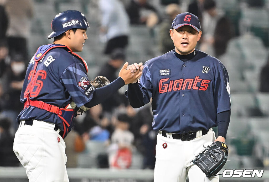 20일 울산 문수야구장에서 2026 메디힐 KBO 퓨처스리그 울산 웨일즈와 롯데 자이언츠의 경기가 열렸다. 울산은 오카다를 선발로, 롯데는 현도훈을 선발로 출전시켰다.롯데 자이언츠 김태혁이 3-1로 승리한 후 박재엽과 하이파이브를 하고 있다. 2026.03.20 / foto0307@osen.co.kr