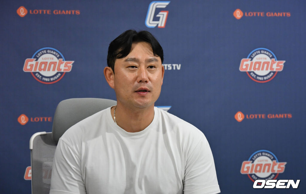 롯데 자이언츠 투수 김태혁(개명 전 김상수)이 29일 사직구장에서 통산 700경기 출장 시상식과 은퇴식을 갖고 17년간의 프로야구 선수 생활을 마감한다.2006년 삼성에 입단한 김태혁은 히어로즈와 SSG 랜더스를 거쳐통산 700경기에서 37승 50세이브 140홀드를 기록했으며, 특히 2019년 40홀드로 KBO 단일 시즌 최다 홀드 기록을 세웠다.롯데 김태혁이 은퇴식을 앞두고 기자들과 인터뷰를 하고 있다. 2026.09.29 / foto0307@osen.co.kr