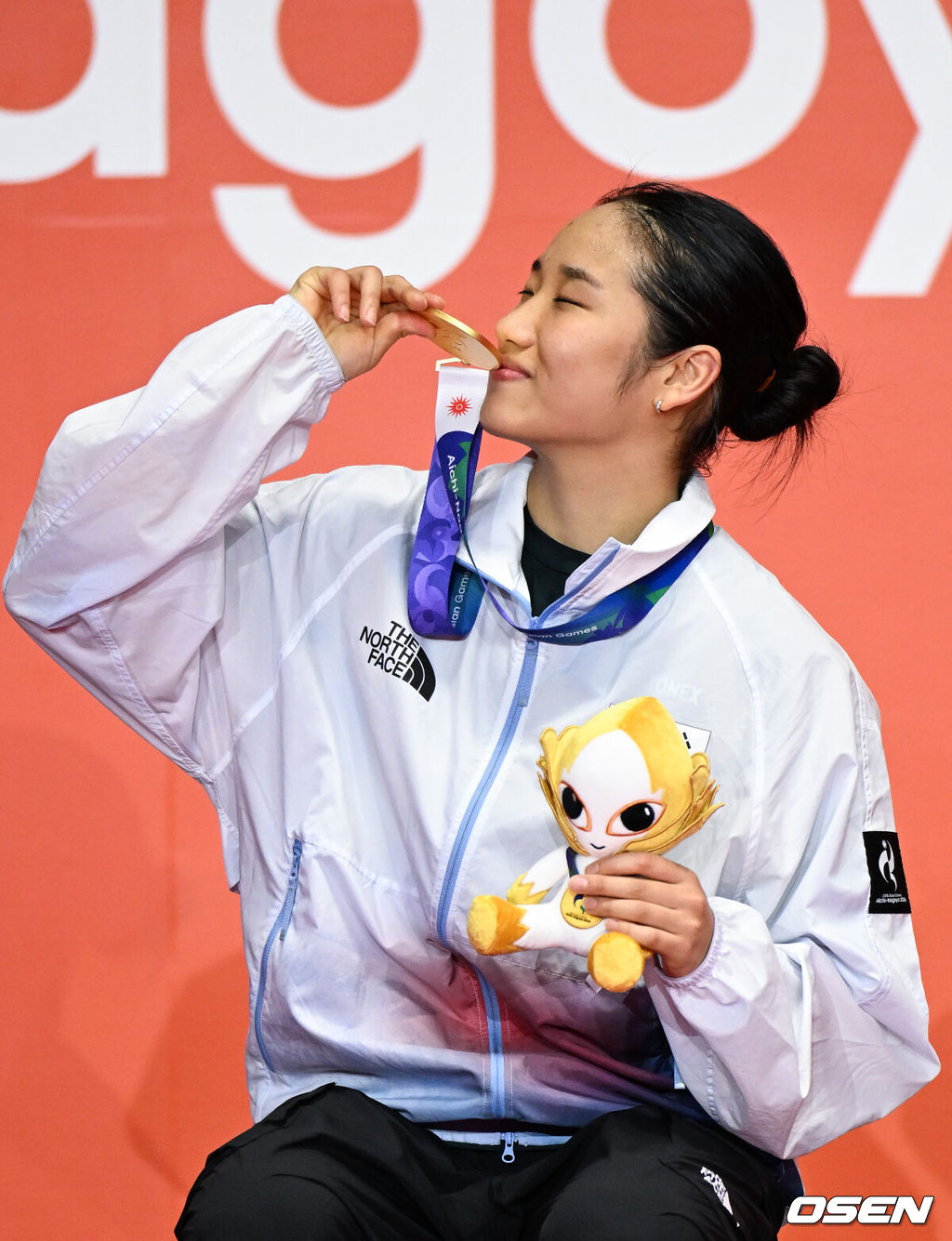 또 하나의 배드민턴 역사가 탄생했다. '셔틀콕 여제' 안세영(24, 삼성생명)이 최초의 아시안게임 여자 단식 2연패라는 대업을 이뤘다.안세영은 29일 일본 이치노미야 시립 체육관에서 열린 2026년 아이치·나고야 아시안게임 배드민턴 여자 단식 결승전에서 야마구치 아카네(일본·세계 3위)를 2-0(21-17 21-9)로 격파하고 금메달을 차지했다. 결승전마저 휴식시간 총 52분 만에 2-0 완승으로 끝내며 '퍼펙트 우승'을 완성했다.안세영이 금메달에 키스를 하고 있다.   2026.09.29 / soul1014@osen.co.kr