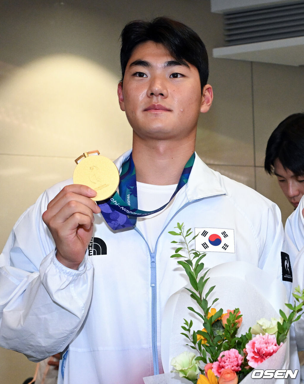 2026 아이치·나고야 아시안게임에서 금메달을 차지한 야구 대표팀이 28일 인천국제공항을 통해 귀국했다.한국 야구 대표팀은 금메달을 따내며 2010년 광저우 대회를 시작으로 2014년 인천, 2018년 자카르타-팔렘방, 2023년 항저우, 2026년 나고야-아이치까지 아시안게임 5회 연속 우승을 달성했다.야구대표팀이 김주원이 금메달을 들고 포즈를 취하고 있다. 2026.09.28 /cej@osen.co.kr