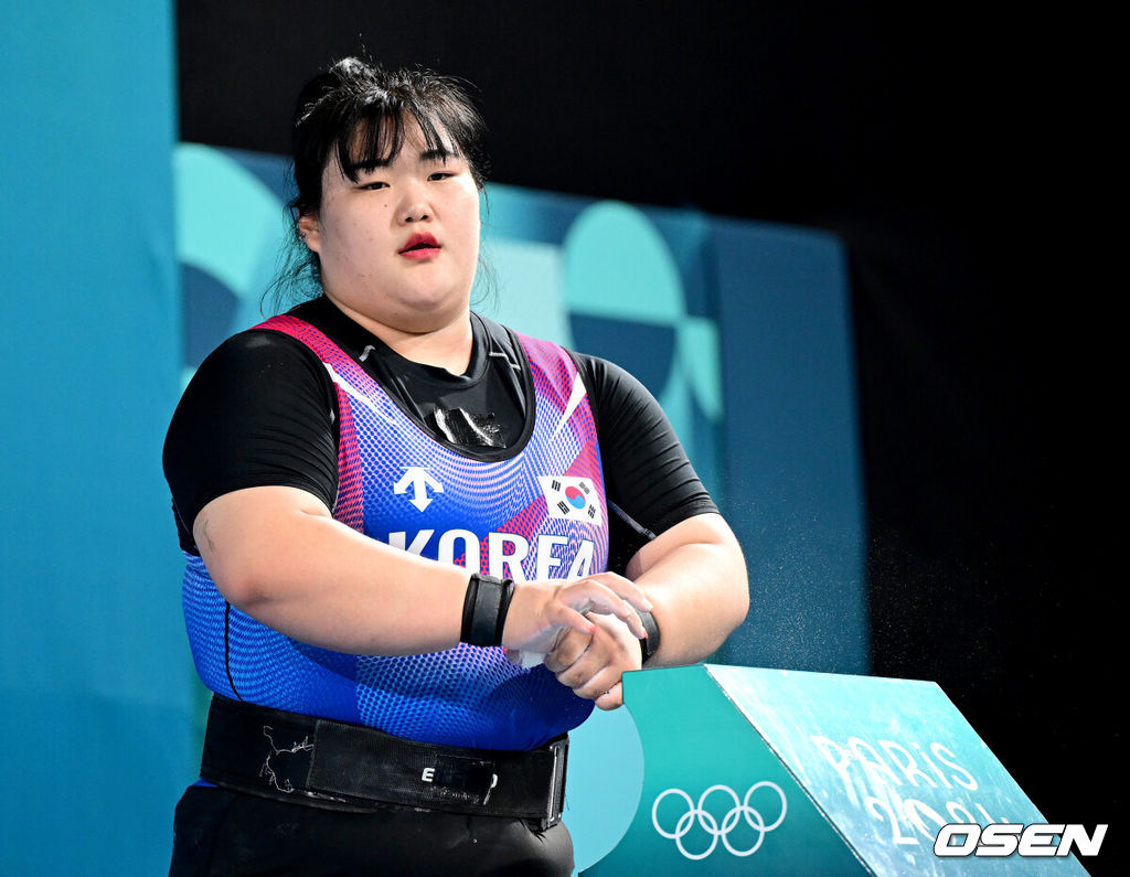 11일(한국시간) 프랑스 팔이 사우스 파리 아레나6에서 ‘2024 파리올림픽’ 역도 여자 81㎏ 초과급 결선이 열렸다.박혜정은 인상 131kg로 한국신기록을 작성했다. 이어진 용상에서 168kg를 들어 합계 299kg로 한국신기록을 작성하며 파리올림픽 은메달을 확정지었다.박혜정이 용상 168kg 2차 시기에 나서고 있다. 2024.08.11 / dreamer@osen.co.kr