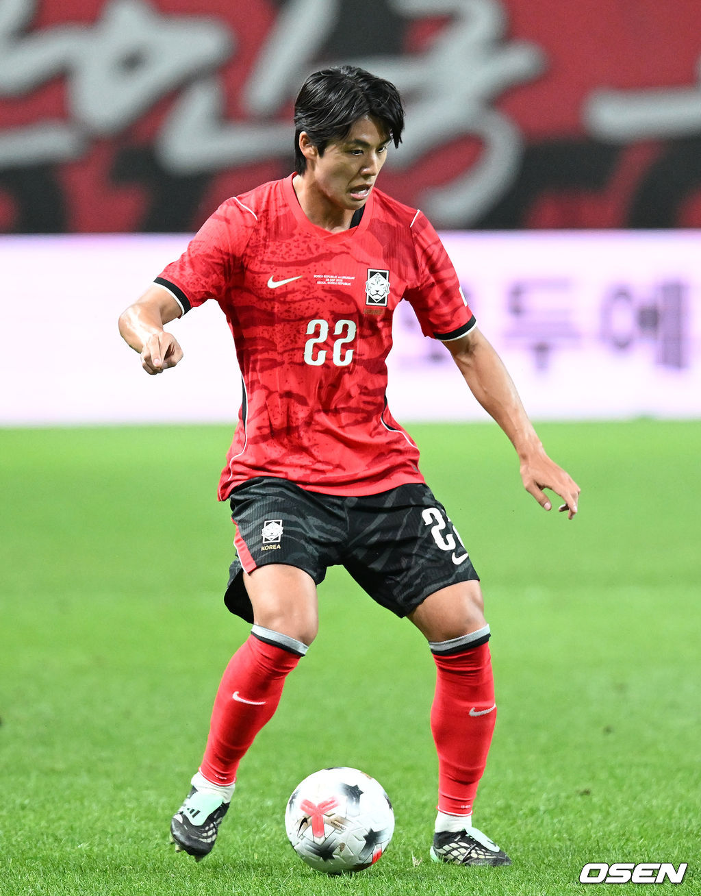 로베르트 모레노 임시 감독이 이끄는 대한민국 축구 국가대표팀은 28일 서울월드컵경기장에서 디에고 포를란 감독이 지휘하는 우루과이와 A매치 맞대결을 치러 1-4로 대패했다.이로써 모레노 감독은 지난 에콰도르전 3-0 완승 분위기를 이어기는 데 실패했다. 부임 2경기 만에 남미 강호 우루과이를 만나 1-4로 무너졌다.전반 한국 설영우가 드리블 돌파를 하고 있다. 2026.09.28 / sunday@osen.co.kr