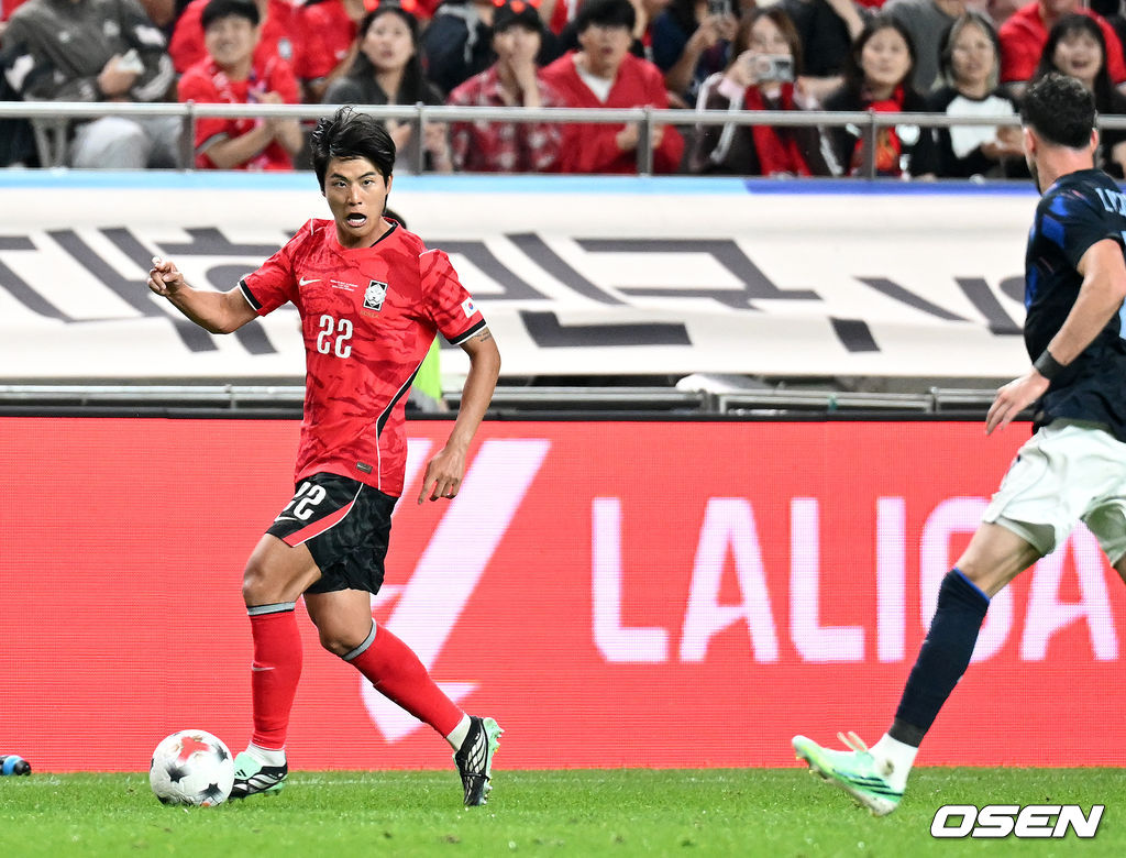 로베르트 모레노 임시 감독이 이끄는 대한민국 축구 국가대표팀은 28일 서울월드컵경기장에서 디에고 포를란 감독이 지휘하는 우루과이와 A매치 맞대결을 치러 1-4로 대패했다.이로써 모레노 감독은 지난 에콰도르전 3-0 완승 분위기를 이어기는 데 실패했다. 부임 2경기 만에 남미 강호 우루과이를 만나 1-4로 무너졌다.후반 한국 설영우가 드리블 돌파를 하고 있다. 2026.09.28 / sunday@osen.co.kr