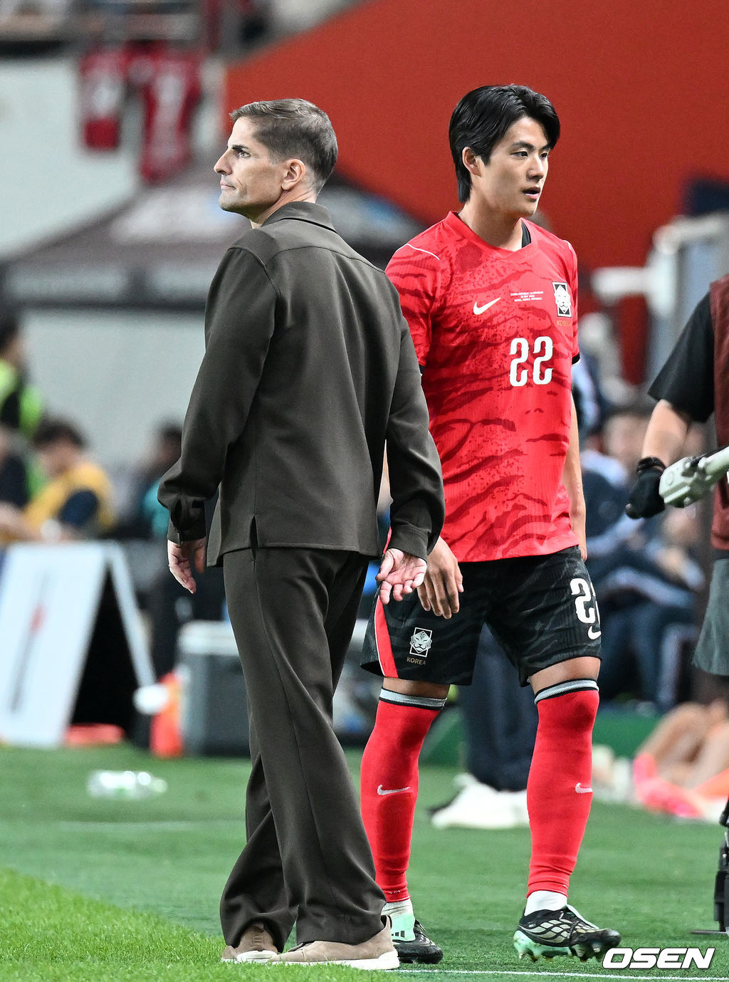 로베르트 모레노 임시 감독이 이끄는 대한민국 축구 국가대표팀은 28일 서울월드컵경기장에서 디에고 포를란 감독이 지휘하는 우루과이와 A매치 맞대결을 치러 1-4로 대패했다.이로써 모레노 감독은 지난 에콰도르전 3-0 완승 분위기를 이어기는 데 실패했다. 부임 2경기 만에 남미 강호 우루과이를 만나 1-4로 무너졌다.후반 한국 설영우가 교체되며 로베르토 모레노 감독과 하이파이브를 나누고 있다. 2026.09.28 / sunday@osen.co.kr