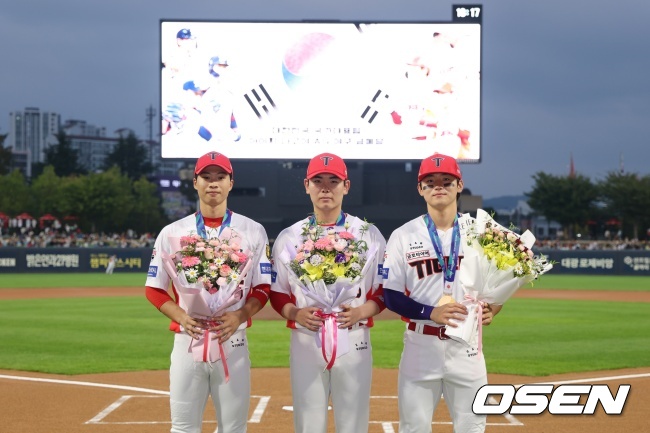 김도영 성영탁 박재현이 아이치-나고야 아시안게임 금메달을 목에 걸고 포즈를 취했다./KIA 타이거즈 제공