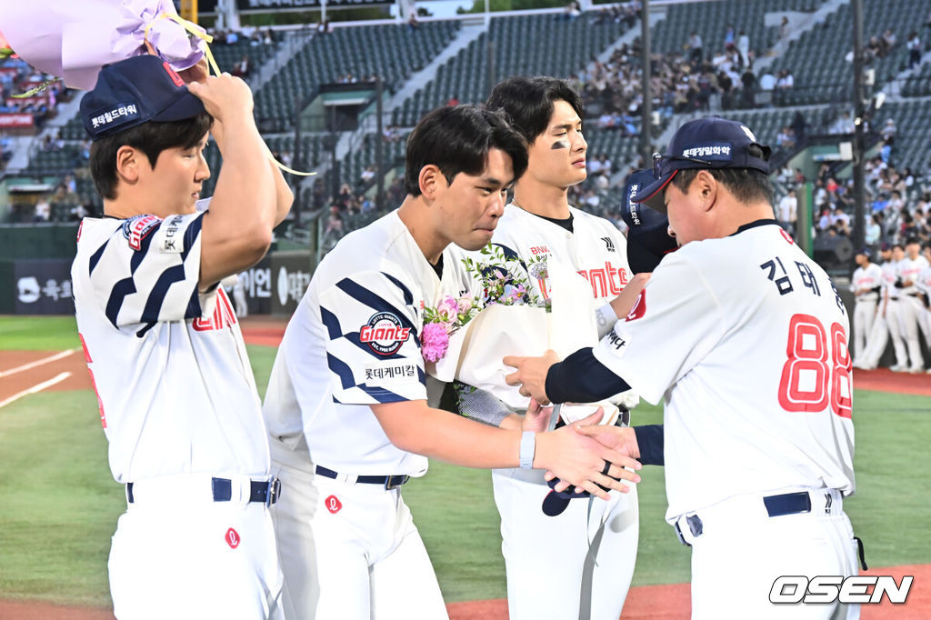 29일 부산 사직야구장에서 2026 신한 SOL KBO 리그 롯데 자이언츠와 키움 히어로즈의 경기가 열렸다. 홈팀 롯데는 박세웅이, 방문팀 키움은 전준표가 선발 출전했다.롯데 김태형 감독이 아이치-나고야 아시안게임에서 금메달을 딴 최준용, 김진욱, 윤동희에게 축하 꽃다발을 전달하고 있다. 2026.09.29 / foto0307@osen.co.kr