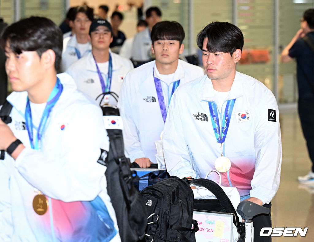 2026 아이치·나고야 아시안게임에서 금메달을 차지한 야구 대표팀이 28일 인천국제공항을 통해 귀국했다.한국 야구 대표팀은 금메달을 따내며 2010년 광저우 대회를 시작으로 2014년 인천, 2018년 자카르타-팔렘방, 2023년 항저우, 2026년 나고야-아이치까지 아시안게임 5회 연속 우승을 달성했다.야구대표팀이 김진욱이 입국장을 나서고 있다. 2026.09.28 /cej@osen.co.kr