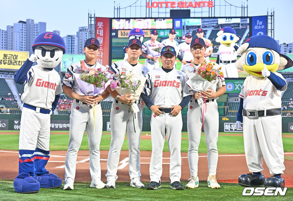29일 부산 사직야구장에서 2026 신한 SOL KBO 리그 롯데 자이언츠와 키움 히어로즈의 경기가 열렸다. 홈팀 롯데는 박세웅이, 방문팀 키움은 전준표가 선발 출전했다.롯데 김태형 감독이 아이치-나고야 아시안게임에서 금메달을 딴 최준용, 김진욱, 윤동희에게 축하 꽃다발을 전달하고 기념촬영을 하고 있다. 2026.09.29 / foto0307@osen.co.kr