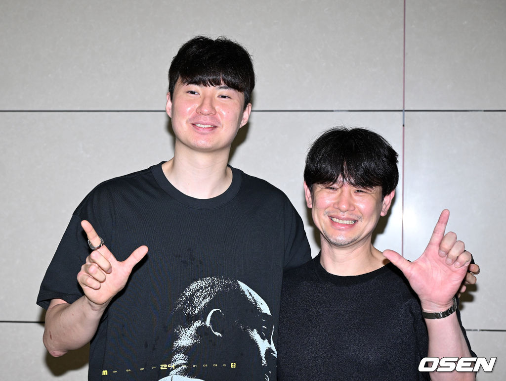 NBA 포틀랜드 트레일블레이저스 이현중이 26일 인천국제공항을 통해 출국했다.이현중은 NBA 포틀랜드 트레일블레이저스와 '이그지빗 10' 계약을 맺으며 미국 무대의 문을 두드린다. 아시안게임 금메달로 병역 특례를 받으며 NBA 도전에 날개를 달게 된 그는 29일부터 진행되는 트레이닝 캠프에 합류해 치열한 생존 경쟁을 앞두고 있다. 이현중이 나가사키 이토 다쿠마 단장이 건넨 일본 B리그 우승 반지를 끼고 포즈를 취하고 있다. 2026.09.26 / sunday@osen.co.kr